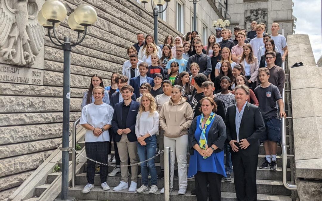 SchülerInnen des EAG übergeben Ministern ihre Forderungen