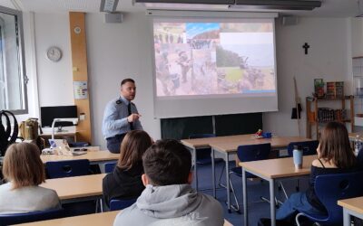 Jugendoffizier besucht die Jahrgangsstufe